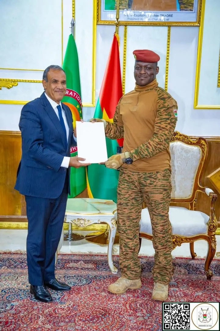 وزير الخارجية ينقل رسالة مكتوبة من الرئيس السيسي إلى رئيس بوركينا فاسو وزير الخارجية ينقل رسالة مكتوبة من الرئيس السيسي إلى رئيس بوركينا فاسو