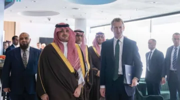 وزير الداخلية يقوم بزيارة لمرافق «ويلينجتون» العسكرية في لندن