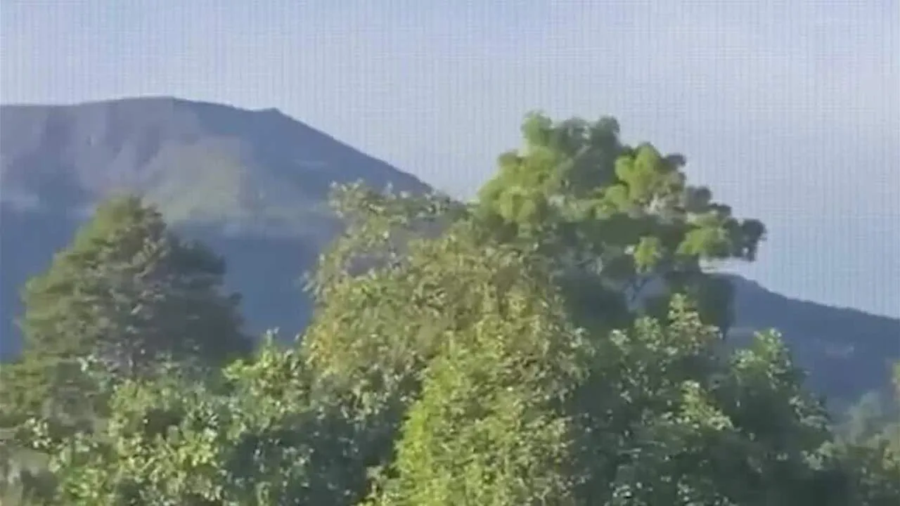 انفجار قوي لبركان مارابي يضرب منطقة غرب سومطرة في إندونيسيا انفجار قوي لبركان مارابي يضرب منطقة غرب سومطرة في إندونيسيا