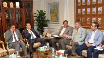 محافظ أسيوط يناقش مع فريق “حياة كريمة” طرق تسريع تنفيذ مبادرة “المسكن اللائق”