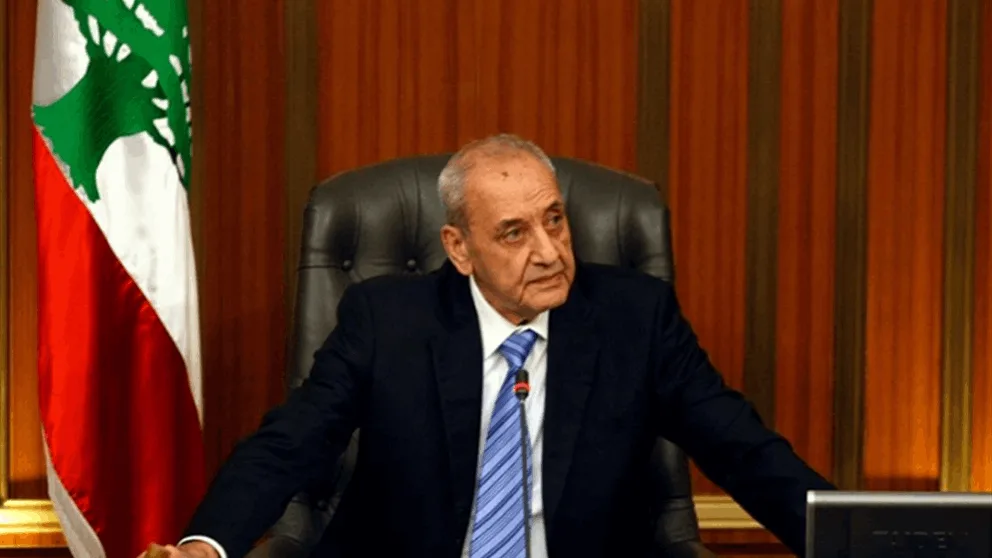 بسبب انقطاع الكهرباء.. بري يشارك في الجلسة بلا جاكيت! (شاهد الفيديو) بسبب انقطاع الكهرباء.. بري يشارك في الجلسة بلا جاكيت! (شاهد الفيديو)