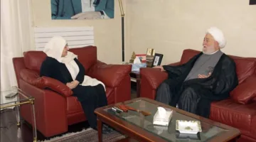 المفتي عسيران يهدي السيدة بهية الحريري كتابه “الهوية الإسلامية: صلة بالأصل وتفاعل مع الزمن”