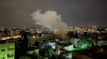 فلسطيني مهجَّر من طولكرم يقيم داخل حافلة متوقفة