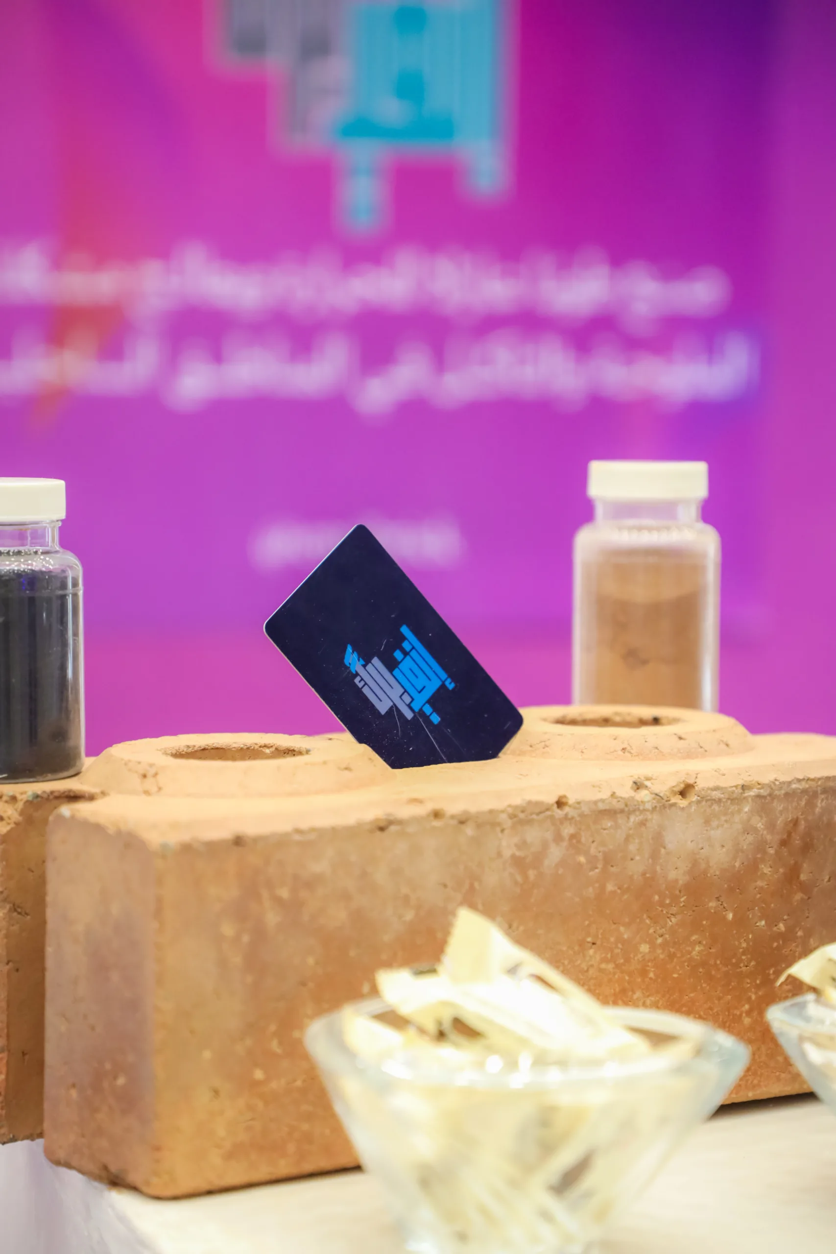 طلاب من جامعة السلطان قابوس يبتكرون طوبًا صديقًا للبيئة يساهم في تعزيز البناء المستدام