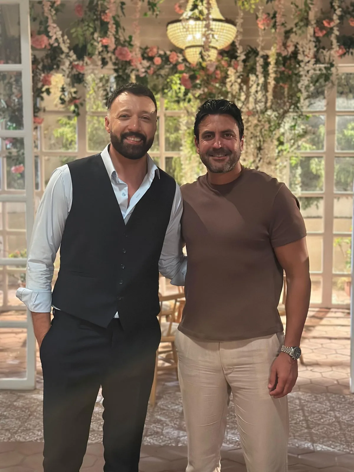 معتز حسين، مذيع يحمل صفة رجل أعمال في مسلسل “اتنين قهوة” معتز حسين، مذيع يحمل صفة رجل أعمال في مسلسل “اتنين قهوة”