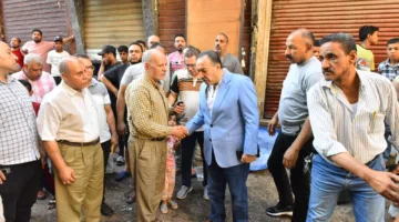 محافظ أسيوط يزور موقع حريق محل مستحضرات تجميل ويأمر بالتحقيق في الأسباب