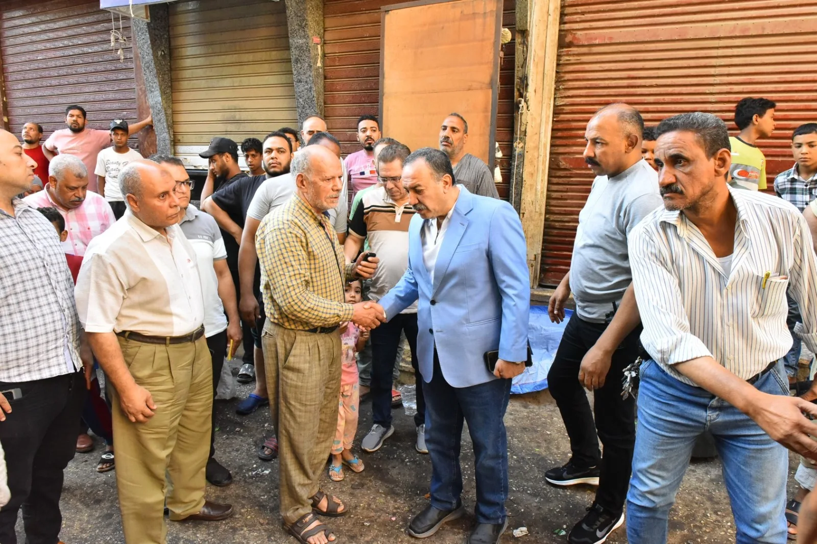 محافظ أسيوط يزور موقع حريق محل مستحضرات تجميل ويأمر بالتحقيق في الأسباب محافظ أسيوط يزور موقع حريق محل مستحضرات تجميل ويأمر بالتحقيق في الأسباب