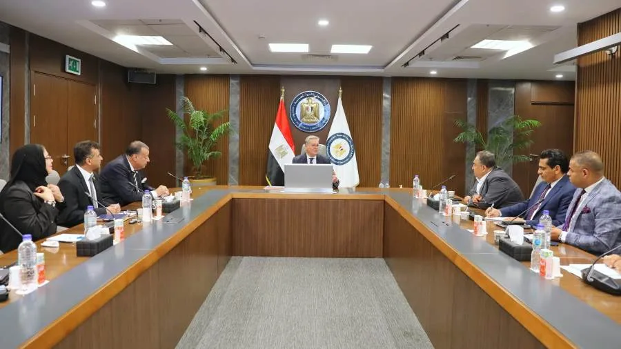 وزير البترول والثروة المعدنية يجتمع مع مجموعة من المحللين الاقتصاديين وكُتاب الرأي في مجال الطاقة