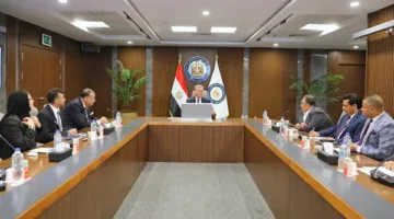 وزير البترول يجتمع بمجموعة من كتّاب الرأي والاقتصاديين والخبراء في مجال الطاقة لمناقشة تحديات القطاع واستراتيجيات التحسين