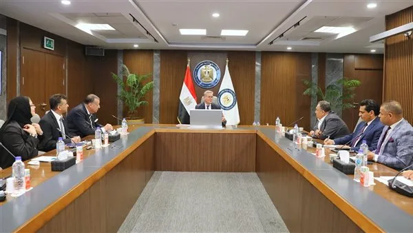 وزير البترول يجتمع بمجموعة من كتّاب الرأي والاقتصاديين والخبراء في مجال الطاقة لمناقشة تحديات القطاع واستراتيجيات التحسين وزير البترول يجتمع بمجموعة من كتّاب الرأي والاقتصاديين والخبراء في مجال الطاقة لمناقشة تحديات القطاع واستراتيجيات التحسين