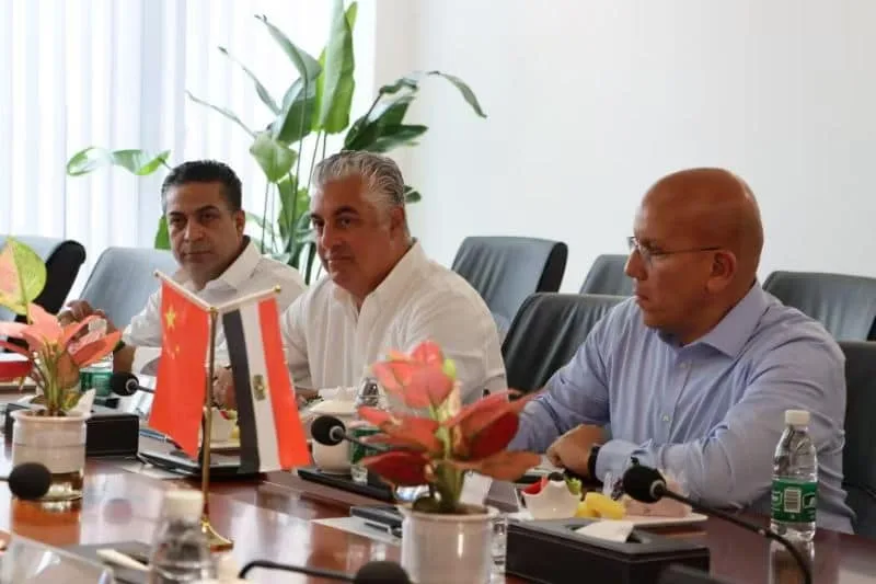 الشركة الصينية “كيبنينغ” تعتزم إقامة مصنع لإنتاج زجاج الألواح الشمسية في السخنة باستثمار قدره 685 مليون دولار. الشركة الصينية “كيبنينغ” تعتزم إقامة مصنع لإنتاج زجاج الألواح الشمسية في السخنة باستثمار قدره 685 مليون دولار.