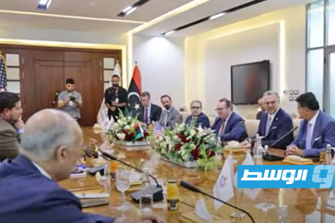 سليمان والمستشار الأمريكي الأول لشؤون أفريقيا مسعد بولس يشهدان توقيع اتفاقية تعاون بين شركة مليتة للنفط والغاز وشركة «هيل انترناشيونال» الأميركية بمقر المؤسسة الوطنية للنفط في طرابلس. (لقطة من فيديو نشرته المؤسسة الوطنية للنفط عبر صفحتها على «فيسبوك»