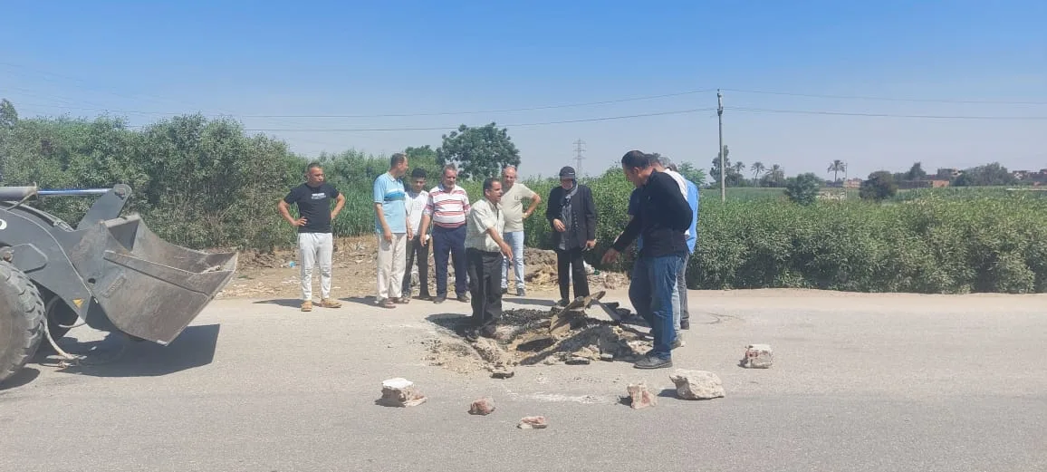 انهيار أرضي في طريق «الأحراز – طحوريا» بشبين القناطر وإجراءات لإصلاحه .. صور انهيار أرضي في طريق «الأحراز – طحوريا» بشبين القناطر وإجراءات لإصلاحه .. صور