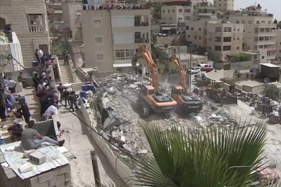 الاحتلال يُبلغ بهدم عمارة سكنية في القدس تسكنها 17 عائلة