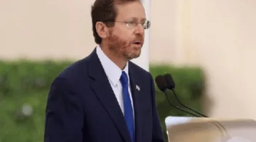 رغم تدهور الوضع الإنساني، الرئيس الإسرائيلي: “إسرائيل تتصرف وفق القانون الدولي” ويحمّل حماس مسؤولية عرقلة المساعدات خلال زيارته للجنود في غزة.