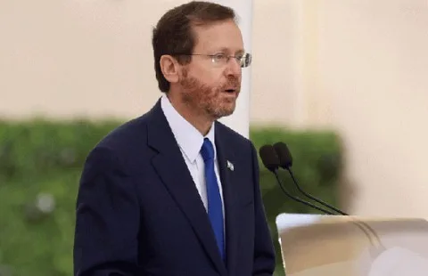 رغم تدهور الوضع الإنساني، الرئيس الإسرائيلي: “إسرائيل تتصرف وفق القانون الدولي” ويحمّل حماس مسؤولية عرقلة المساعدات خلال زيارته للجنود في غزة. رغم تدهور الوضع الإنساني، الرئيس الإسرائيلي: “إسرائيل تتصرف وفق القانون الدولي” ويحمّل حماس مسؤولية عرقلة المساعدات خلال زيارته للجنود في غزة.