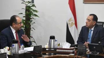 رئيس الوزراء يناقش مع وزير قطاع الأعمال العام مجموعة من القضايا الإدارية.