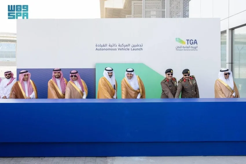 وزير النقل يُطلق المرحلة الأولى للتطبيق العملي للمركبات الذاتية القيادة. وزير النقل يُطلق المرحلة الأولى للتطبيق العملي للمركبات الذاتية القيادة.