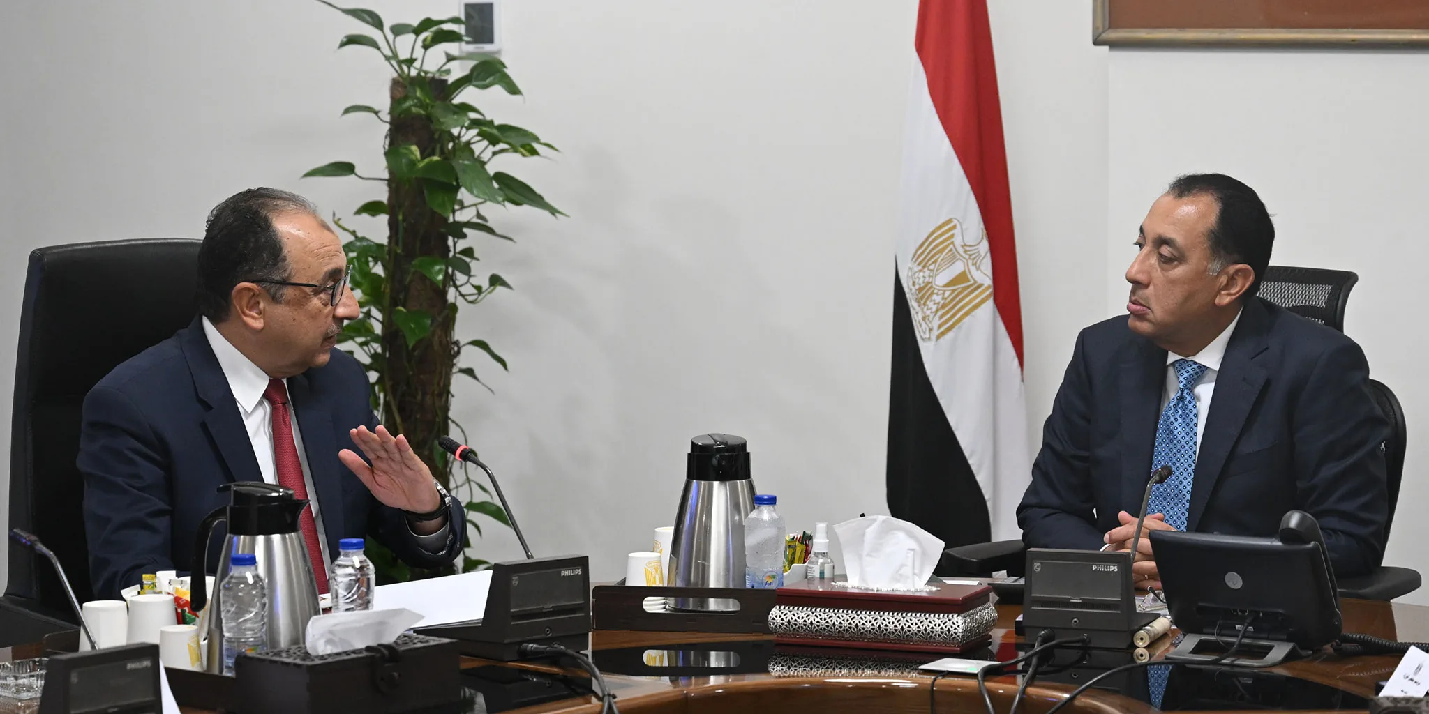 رئيس الوزراء يناقش مع وزير قطاع الأعمال العام مجموعة من القضايا المهمة رئيس الوزراء يناقش مع وزير قطاع الأعمال العام مجموعة من القضايا المهمة