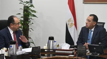 مدبولي يستعرض مع وزير قطاع الأعمال مشاريع التنمية السياحية في الساحل وشرم الشيخ