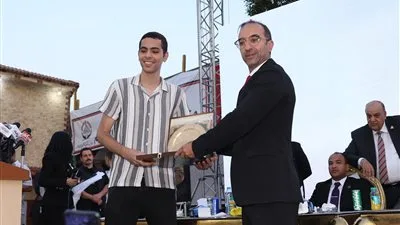 حزب الجبهة الوطنية يكرّم طالباً من الأوائل في الثانوية العامة خلال مؤتمر الجيزة في إطار مبادرة تعزيز المتفوقين حزب الجبهة الوطنية يكرّم طالباً من الأوائل في الثانوية العامة خلال مؤتمر الجيزة في إطار مبادرة تعزيز المتفوقين
