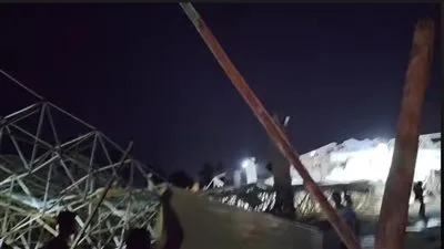 انهيار هياكل معدنية في موقف نجع حمادي الجديد وإصابة عمال خلال العمل انهيار هياكل معدنية في موقف نجع حمادي الجديد وإصابة عمال خلال العمل