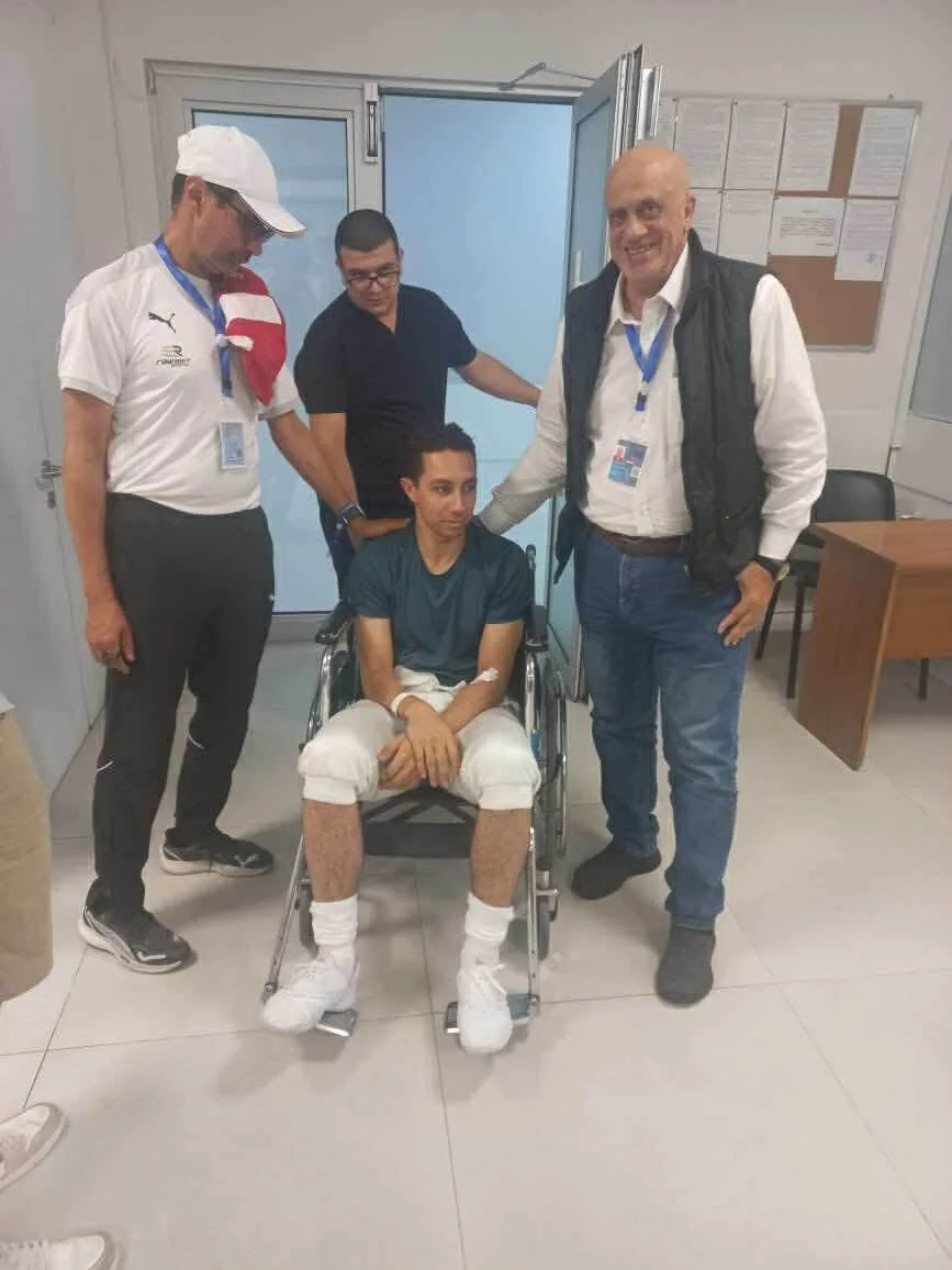 وزير الشباب والرياضة يتفقد الحالة الصحية للاعب المنتخب الوطني للسلاح محمد حمزة