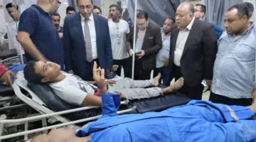 محافظ قنا يزور مصابي سقوط “المظلات” في موقف نجع حمادي بالمستشفى العام للاطمئنان عليهم