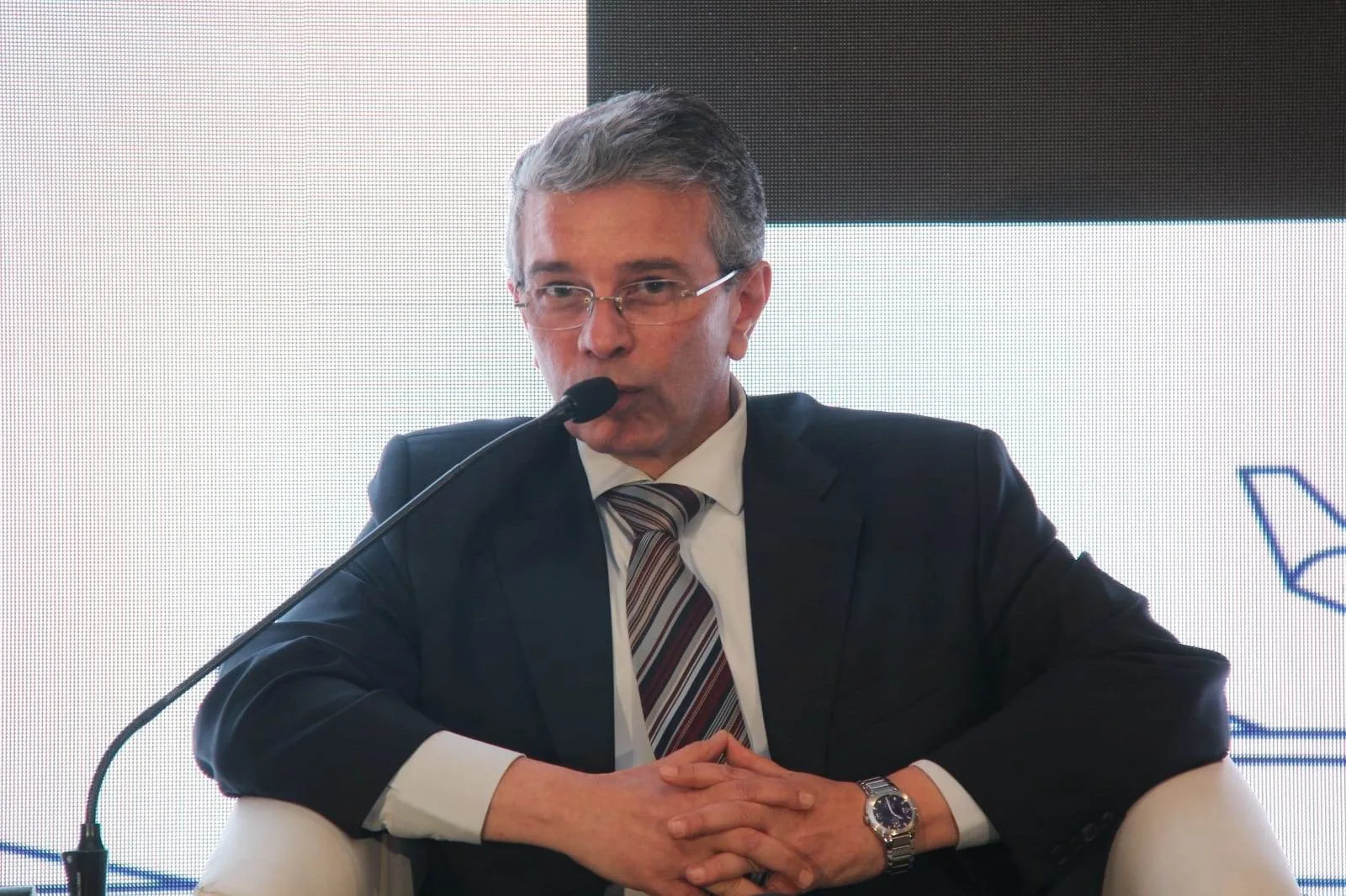 “رئيس الجمارك”: تسهيلات جمركية كخطوة جديدة من وزير المالية لاستعادة ثقة المستثمرين المحليين والدوليين. “رئيس الجمارك”: تسهيلات جمركية كخطوة جديدة من وزير المالية لاستعادة ثقة المستثمرين المحليين والدوليين.