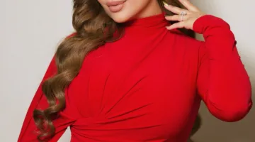 نسرين طافش تجذب الانتباه بفستان أحمر أنيق ومحتشم