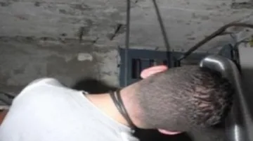تحقيقات شاملة حول اكتشاف جثة شخص مُشَنَق في الخصوص