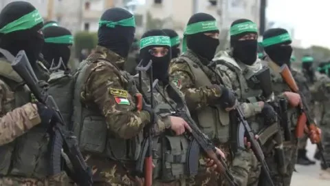 حركة حماس تقدم للوسطاء إجاباتها النهائية بشأن اقتراح ceasefire في غزة وتبادل الأسرى، وإسرائيل تراجعها.