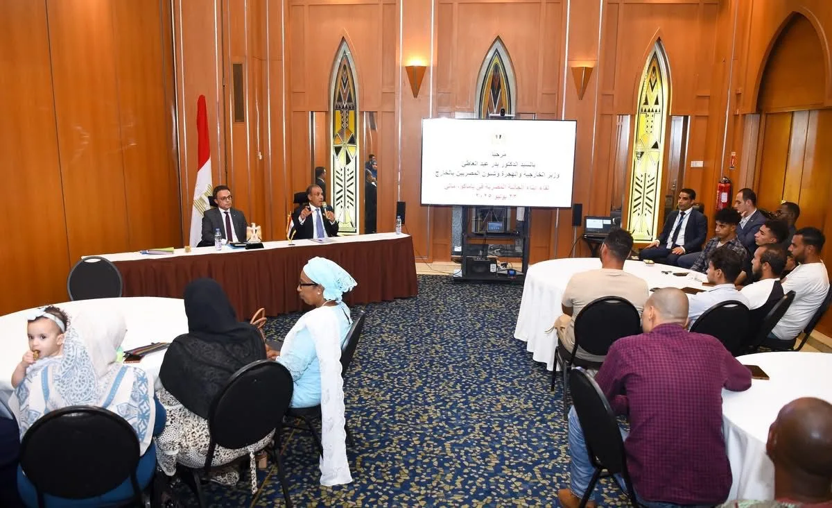 خلال زيارته إلى أفريقيا.. وزير الخارجية يلتقي بالمصريين المقيمين في مالي