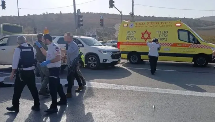 إصابة 9 إسرائيليين في حادث دهس.. واستنفار جوي للعثور على السائق إصابة 9 إسرائيليين في حادث دهس.. واستنفار جوي للعثور على السائق
