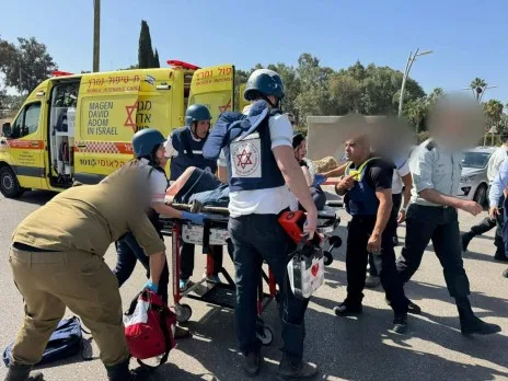 إصابة 9 إسرائيليين في حادث دهس شمال تل أبيب والجيش الإسرائيلي يلاحق الجاني بعد هروبه. إصابة 9 إسرائيليين في حادث دهس شمال تل أبيب والجيش الإسرائيلي يلاحق الجاني بعد هروبه.