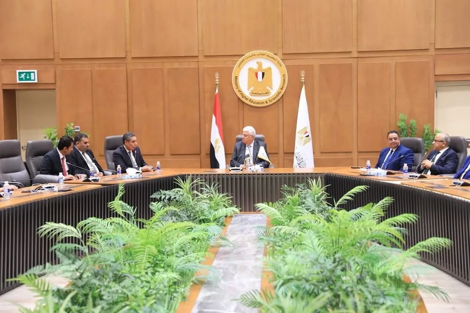 وزير التعليم العالي ي honored الطلاب الفائزين في مسابقة “معًا” لمكافحة الأفكار السلبية. وزير التعليم العالي ي honored الطلاب الفائزين في مسابقة “معًا” لمكافحة الأفكار السلبية.