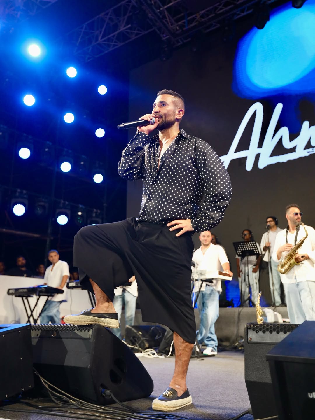 احمد سعد يرتدي شورت كابري على مسرح ليالي مراسي (إنستغرام)