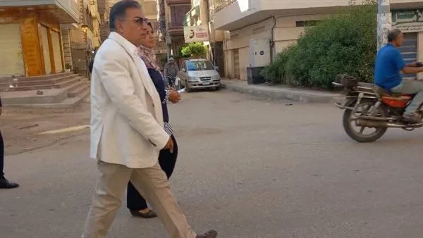 جولة غير متوقعة في طلخا.. محافظ الدقهلية يثني على جهود عمال النظافة ويأمر بإزالة مخالفات البرج. جولة غير متوقعة في طلخا.. محافظ الدقهلية يثني على جهود عمال النظافة ويأمر بإزالة مخالفات البرج.