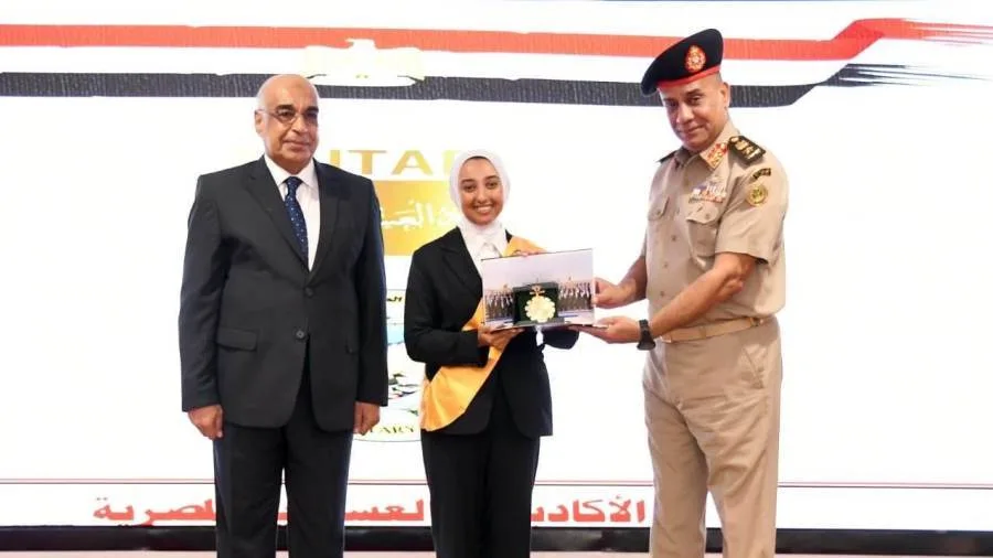 تخرج الدفعة الثالثة من العاملين بالهيئات القضائية والدفعة الأولى من المنتسبين لمصلحة الطب الشرعي بعد انتهاء برامجهم التدريبية في الأكاديمية العسكرية المصرية.