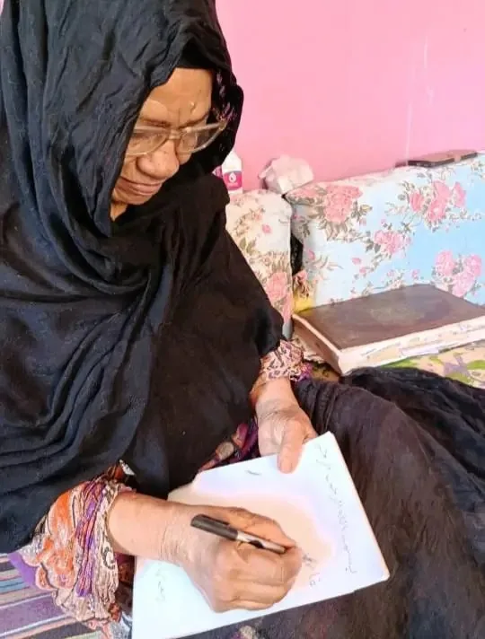 الحاجة فاطمة، قرب بلوغها الثمانين، تحقق حلمها وتنجح في امتحان محو الأمية بأسوان.