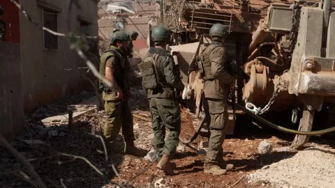 الجيش الإسرائيلي يدخل جنوب لبنان ويدمر حظيرة للماشية. الجيش الإسرائيلي يدخل جنوب لبنان ويدمر حظيرة للماشية.