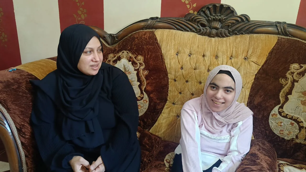 ياسمين، طالبة في الثانوية العامة، تتغلب على مرض ضمور العضلات وتحقق نسبة 88% في امتحاناتها.