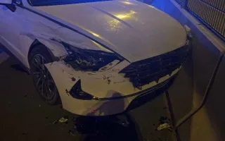 شرطة دبي تساعد سائقًا علق مثبت السرعة في سيارته على شارع الشيخ محمد بن زايد