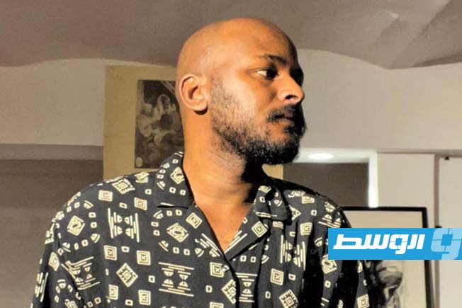 الفنان الليبي حكيم ألطليس.. «رجل الفحم» (فيسبوك)