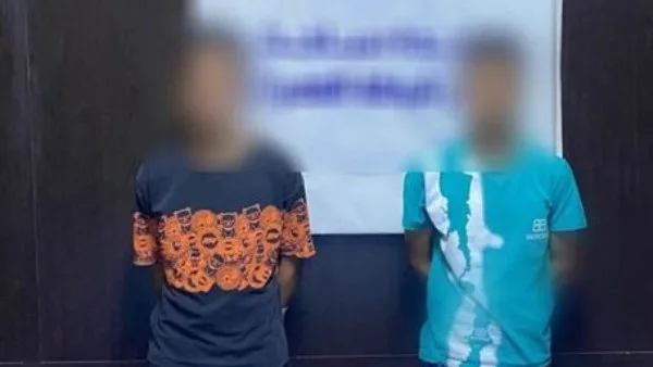 تبادلوا العنف بالسكاكين في الشارع.. القبض على سائقي توكتوك في الجيزة | فيديو تبادلوا العنف بالسكاكين في الشارع.. القبض على سائقي توكتوك في الجيزة | فيديو