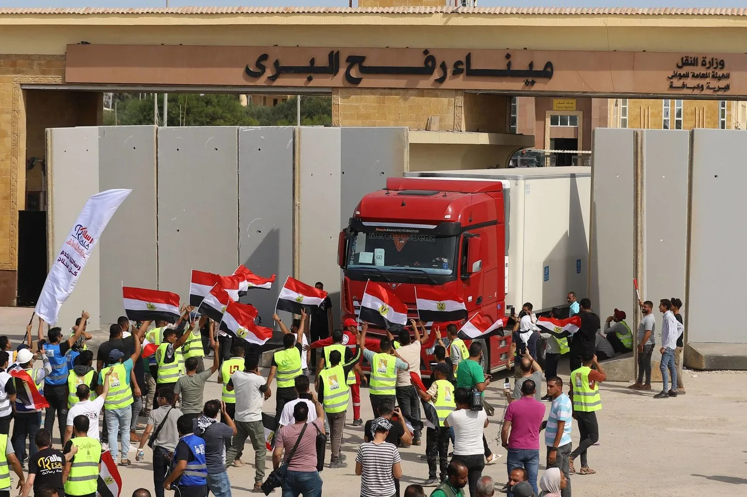 الأحزاب السياسية: مصر ت突破 الحصار الإنساني على غزة وترفض تقييد الفلسطينيين