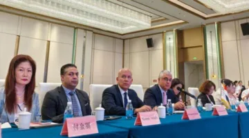 رئيس هيئة قناة السويس الاقتصادية يواصل حملته الترويجية في الصين من خلال ندوات موسعة وزيارات لشركات صناعية كبرى.