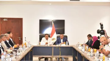وزير الإسكان ومحافظ الدقهلية يستعرضان تقدم العمل في مشروعات المنصورة الجديدة