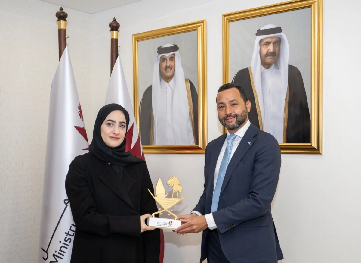 وزارة العمل تحتفي بمدير مكتب منظمة العمل الدولية في الدوحة تقديراً لجهوده في ختام فترة عمله وزارة العمل تحتفي بمدير مكتب منظمة العمل الدولية في الدوحة تقديراً لجهوده في ختام فترة عمله