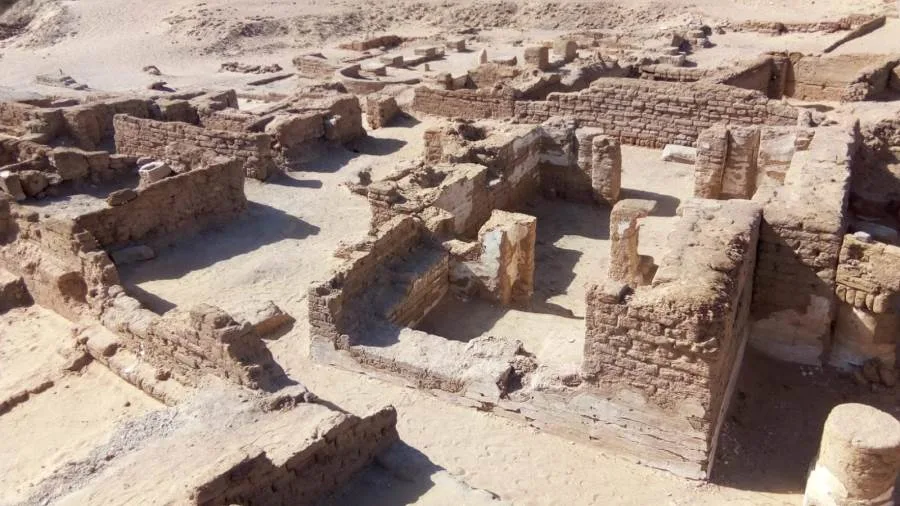 اكتشاف آثار المعالم المعمارية للمدينة السكنية الرئيسية في واحات الخارجة خلال فترة العصور القبطية المبكرة. اكتشاف آثار المعالم المعمارية للمدينة السكنية الرئيسية في واحات الخارجة خلال فترة العصور القبطية المبكرة.
